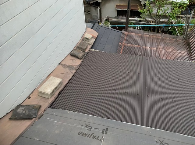 差し掛け屋根のガルバリウム